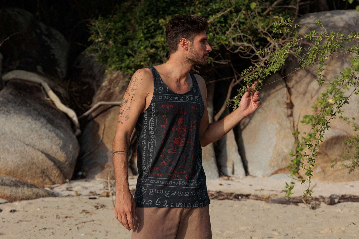 Patterned Sak Yant tank top for men in gray