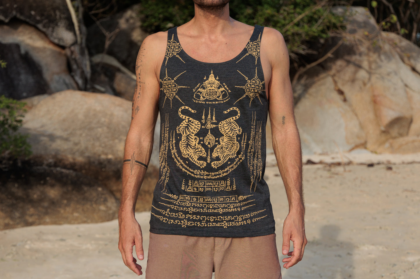 Patterned Sak Yant tank top for men in gray