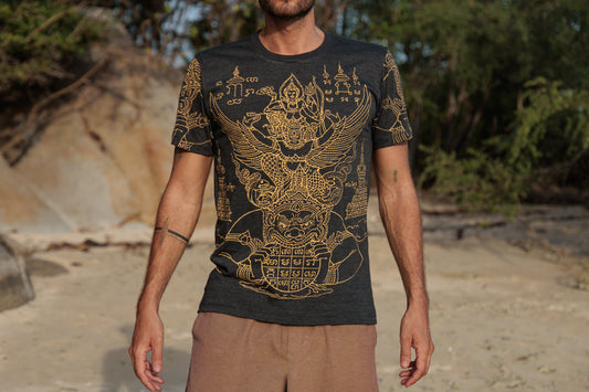 Sak Yant Muay Thai Tattoo Yantra T-Shirt grau beige Flügel