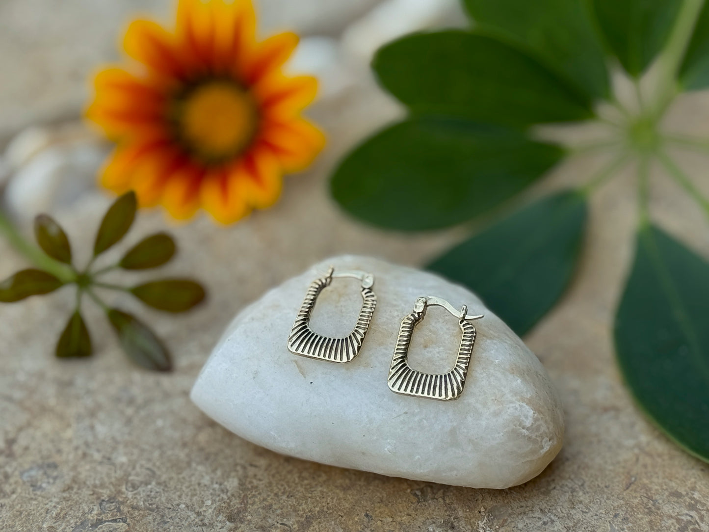 kleine rechteckige Creolen mit geometrischem Muster aus Messing