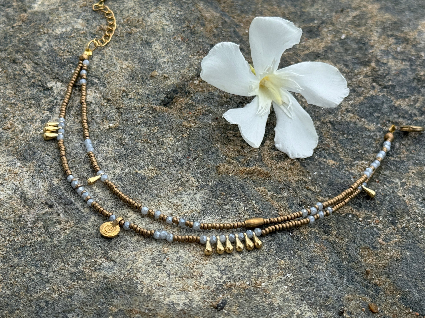 verstellbares zweireihiges Boho Fußkettchen aus Messing und grünen Glasperlen