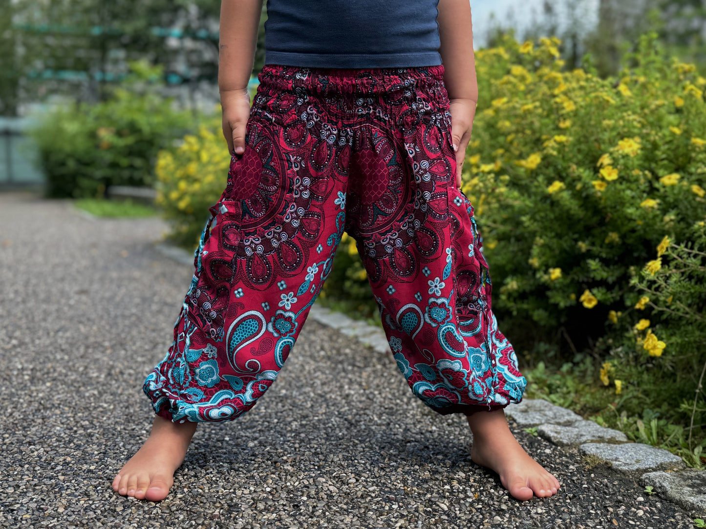 Pluderhose mit Mandala Blumen Muster für Kinder in rot türkis