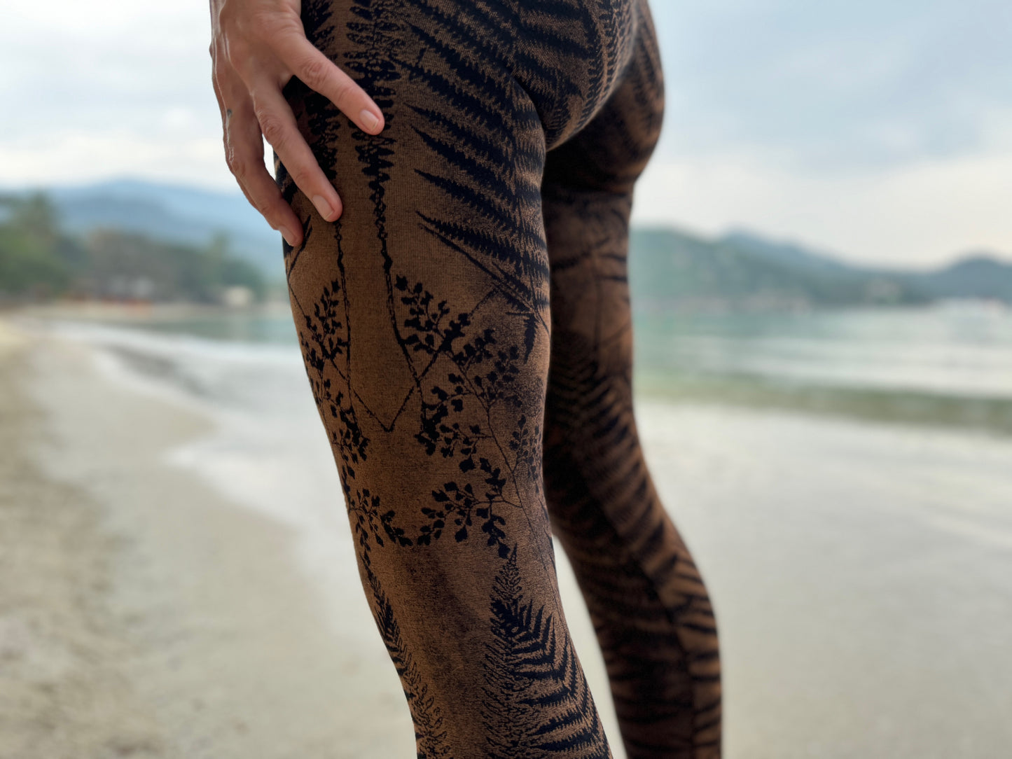 Batik Yoga Leggings mit floralem Print in braun schwarz