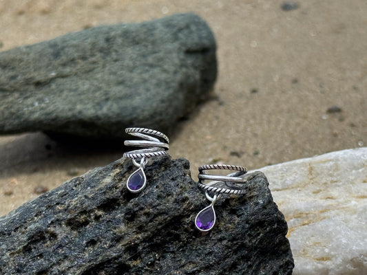 Ohrclip mit baumelndem lila Amethyst in Tropfenform, Silber 925