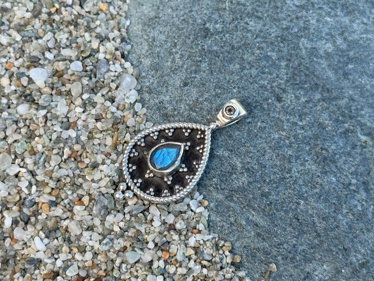 Boho Anhänger Tropfen mit Labradorit aus Silber  – Orientalischer Schmuck im marokkanischen Stil