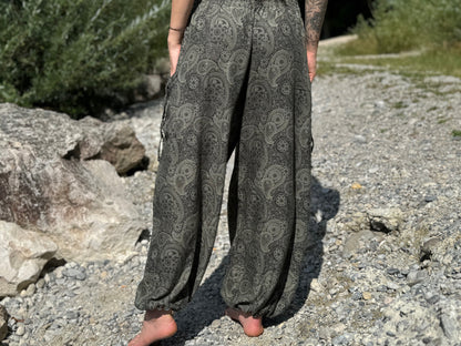 Airy harem pants with a delicate paisley pattern in black/beige