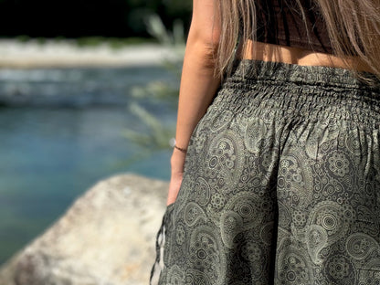 Airy harem pants with a delicate paisley pattern in black/beige