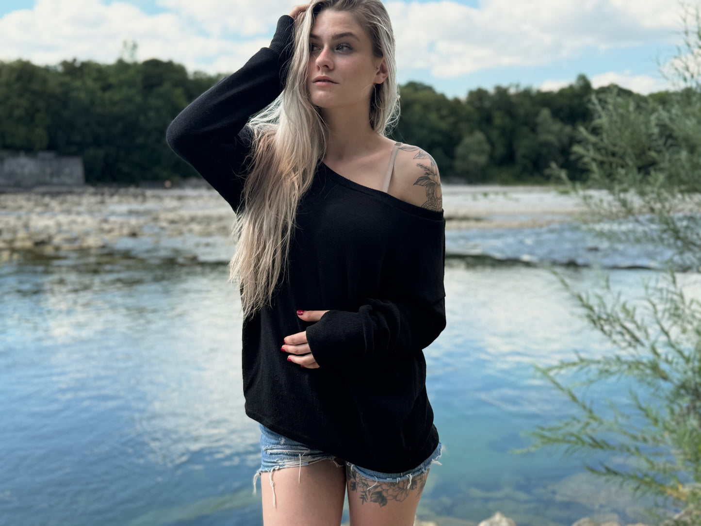 half-length, loose knitted top in black 