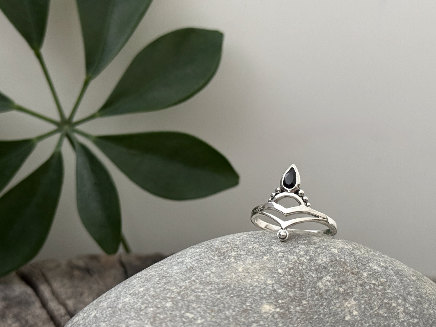 Silver ring with teardrop-shaped labradorite stone 