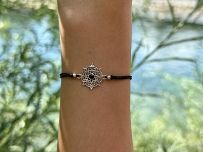 verstellbares Armband mit floralem Element und schwarzem Stein aus Silber