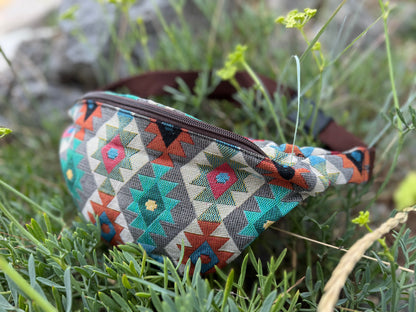 praktische Bauchtasche mit Reißverschluss und buntem Muster mit Rauten