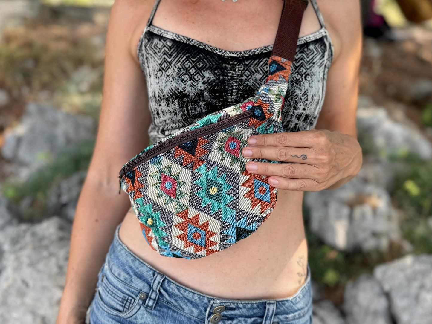 praktische Bauchtasche mit Reißverschluss und buntem Muster mit Rauten