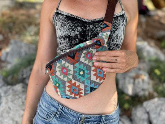 praktische Bauchtasche mit Reißverschluss und buntem Muster mit Rauten