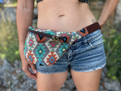 praktische Bauchtasche mit Reißverschluss und buntem Muster mit Rauten