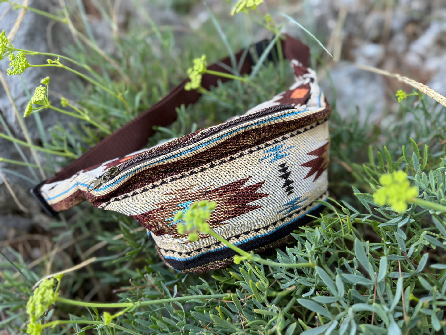 praktische Bauchtasche mit Reißverschluss und geometrischem Muster in braun beige blau
