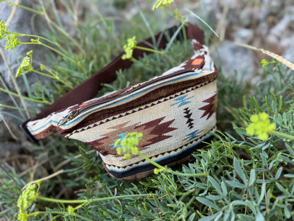 praktische Bauchtasche mit Reißverschluss und geometrischem Muster in braun beige blau