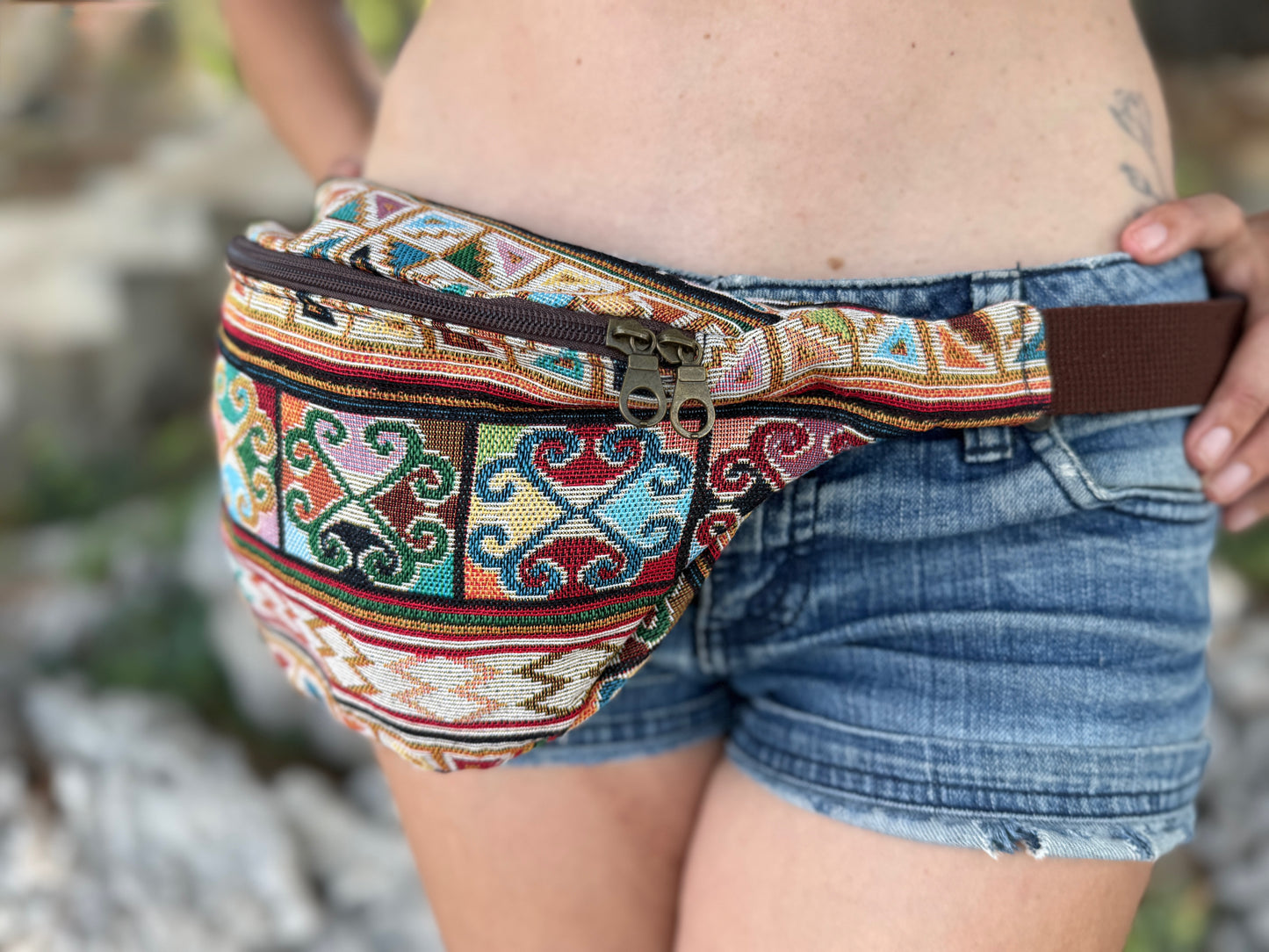 praktische Bauchtasche mit Reißverschluss und buntem Spiralmuster