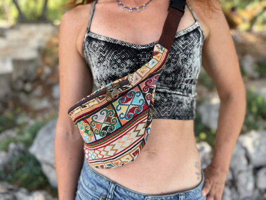 praktische Bauchtasche mit Reißverschluss und buntem Spiralmuster