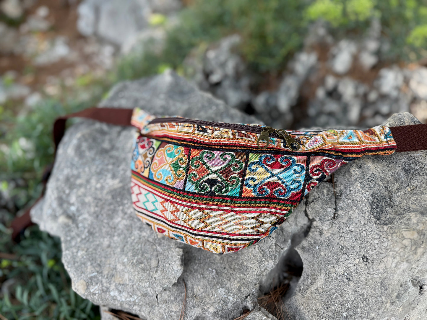 praktische Bauchtasche mit Reißverschluss und buntem Spiralmuster