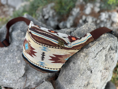 praktische Bauchtasche mit Reißverschluss und geometrischem Muster in braun beige blau