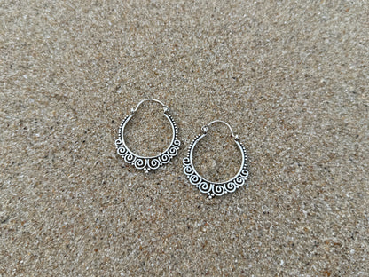 Hoop earrings with spirals and dots made of silver 