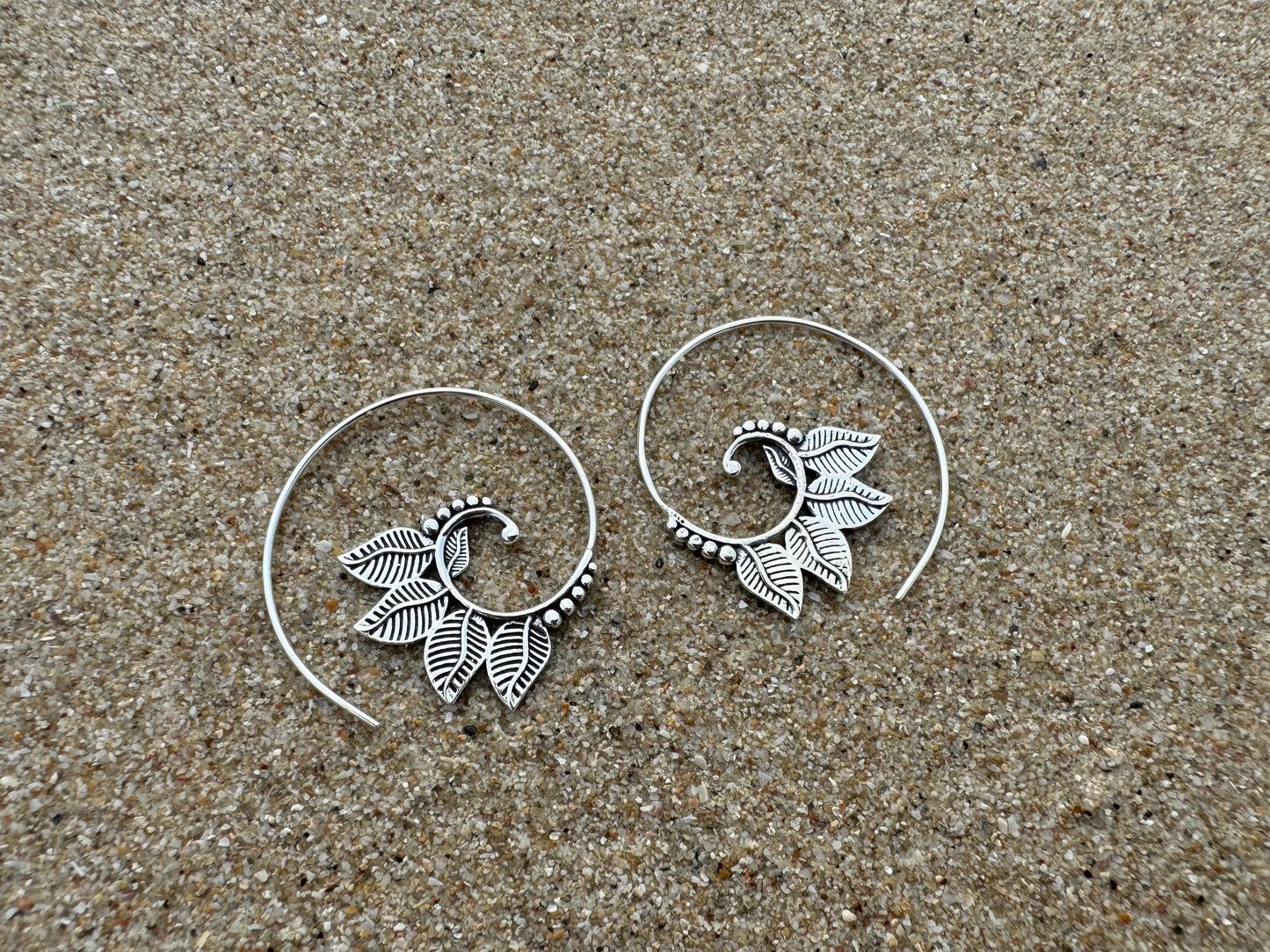 playful spiral earrings with leaves made of silver 