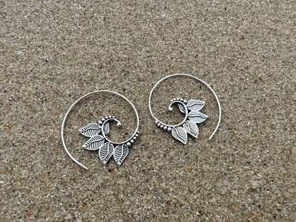 playful spiral earrings with leaves made of silver 