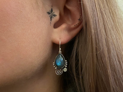 hängende tropfenförmige Ohrringe mit Stein, Spirale und Pünktchen, Labradorit oder Regenbogenmondstein