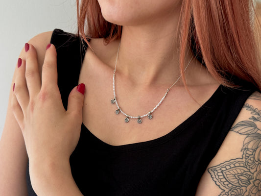 Kette mit 5 kleinen Spiralen und facettierten weissen Mondsteinen, 925er Silber, längenverstellbar