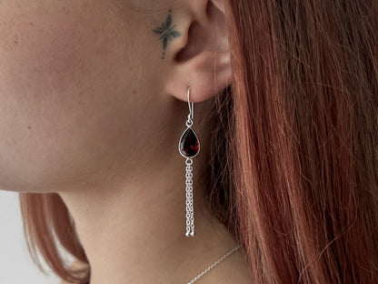 tropfenförmige Ohrringe mit facettiertem Granat Stein und baumelnden Kettchen aus Silber