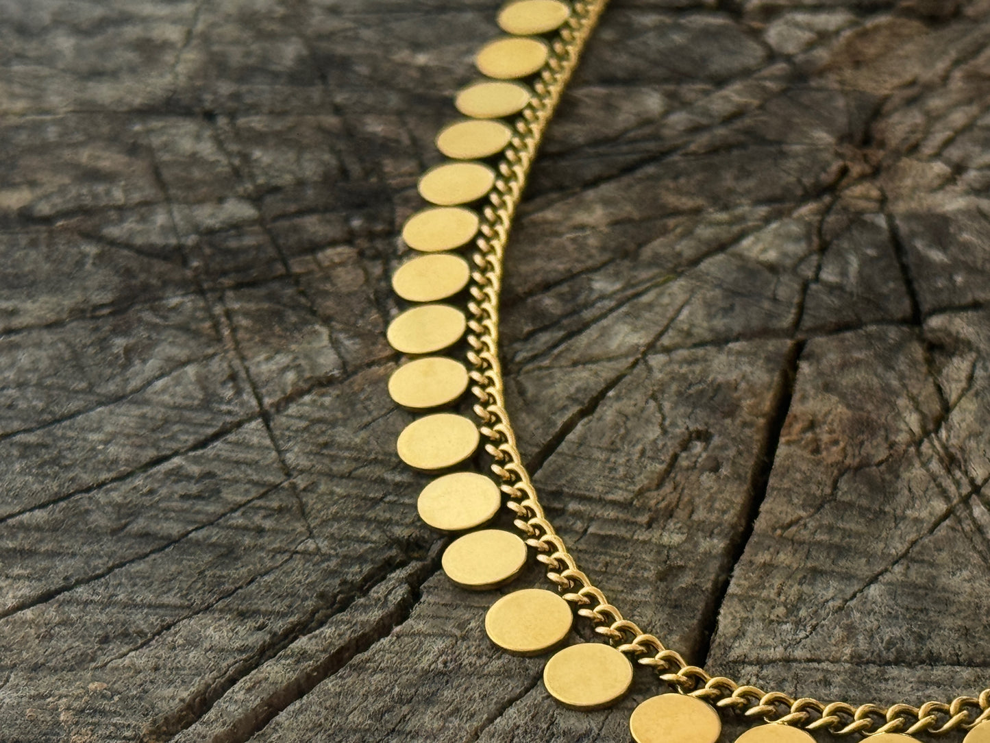 Goldfarbene verstellbare Halskette mit grossen Plättchen im Münzanhänger-Design aus Edelstahl, PVD vergoldet