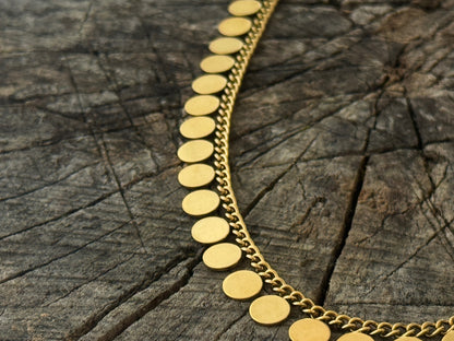 Goldfarbene verstellbare Halskette mit grossen Plättchen im Münzanhänger-Design aus Edelstahl, PVD vergoldet
