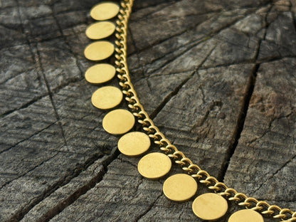 Goldfarbene verstellbare Halskette mit grossen Plättchen im Münzanhänger-Design aus Edelstahl, PVD vergoldet