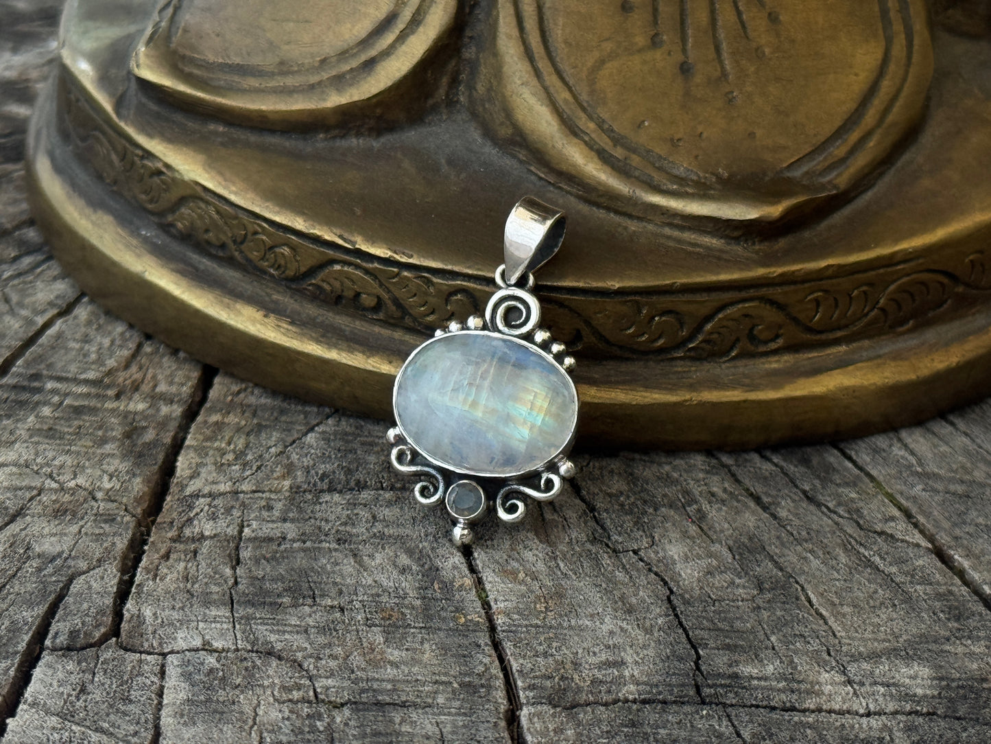 Anhänger mit großem ovalem Stein und Spiralen aus Silber