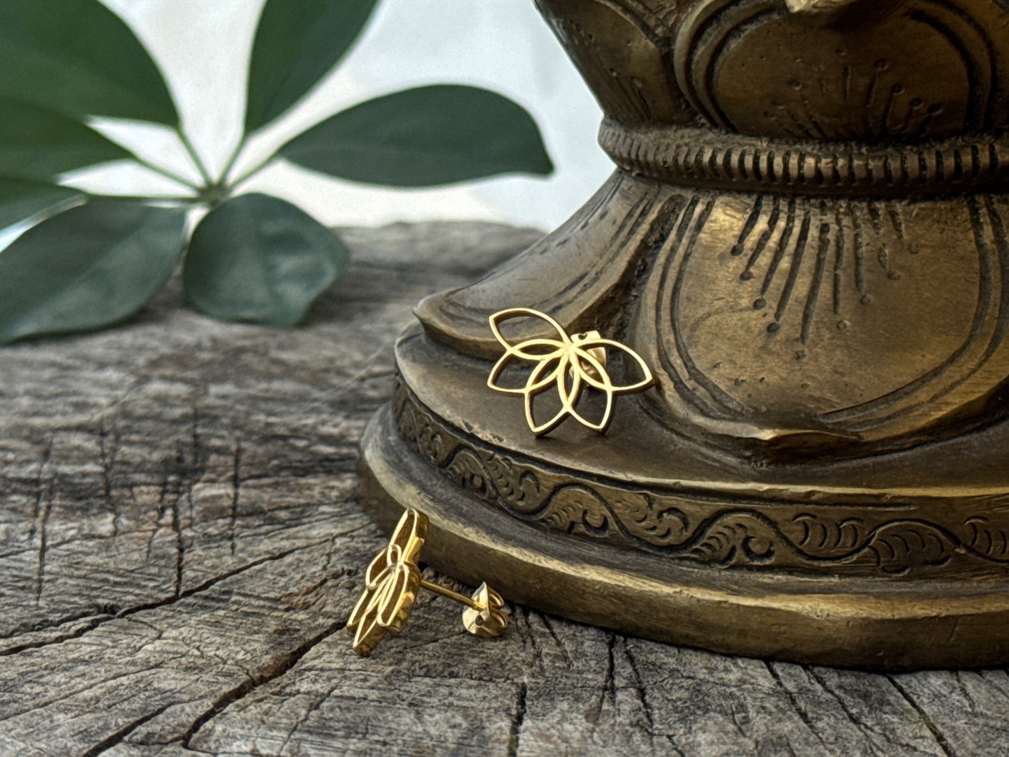 Ohrstecker halbe Lotusblume aus Silber