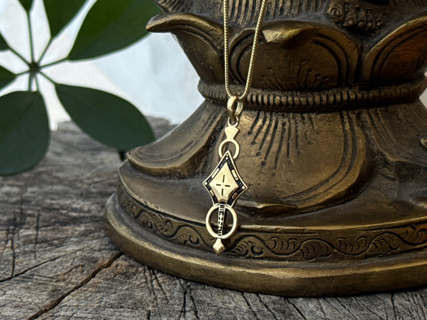 kleiner goldfarbener Messing Anhänger – Ethno Talisman – Tribal Symbol Schmuck – Boho Amulett