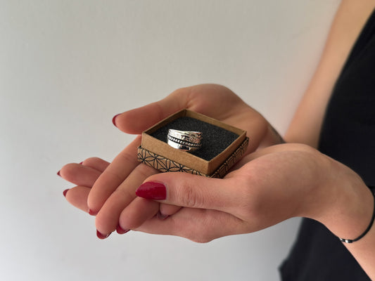 massiver Ring mit Hammerschlag und Kügelchen