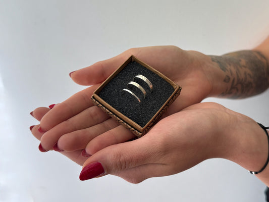 schlichter Ring mit Hammerschlag aus Silber in verschiedenen Breiten