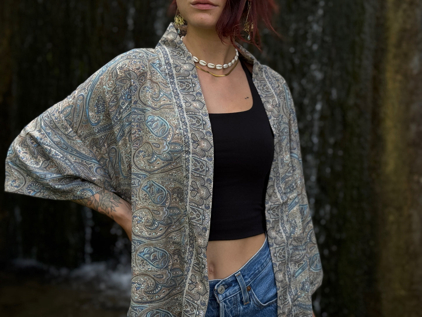 Leichter Boho Kimono mit weiß blauem filigranem Paisley-Muster – luftige Kimono-Jacke für Damen