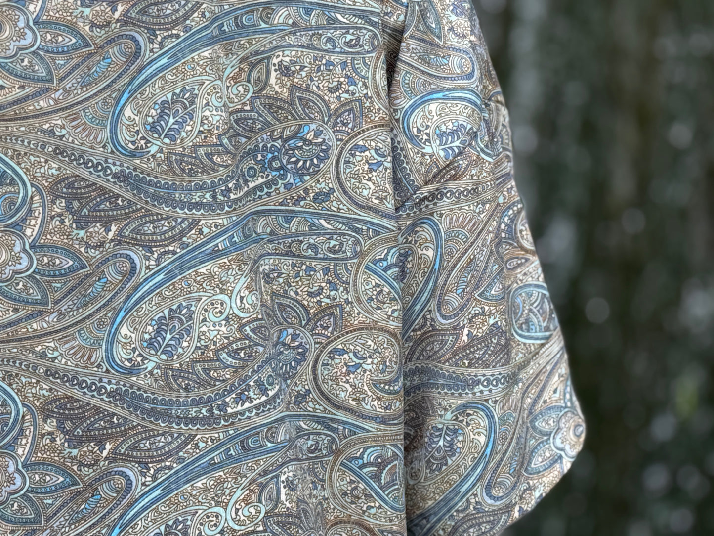 Leichter Boho Kimono mit weiß blauem filigranem Paisley-Muster – luftige Kimono-Jacke für Damen