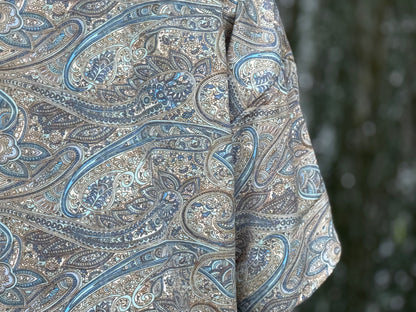 Leichter Boho Kimono mit weiß blauem filigranem Paisley-Muster – luftige Kimono-Jacke für Damen