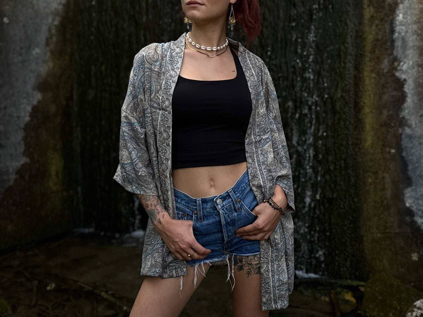 Leichter Boho Kimono mit weiß blauem filigranem Paisley-Muster – luftige Kimono-Jacke für Damen