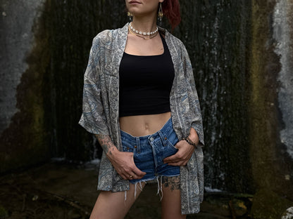 Leichter Boho Kimono mit weiß blauem filigranem Paisley-Muster – luftige Kimono-Jacke für Damen