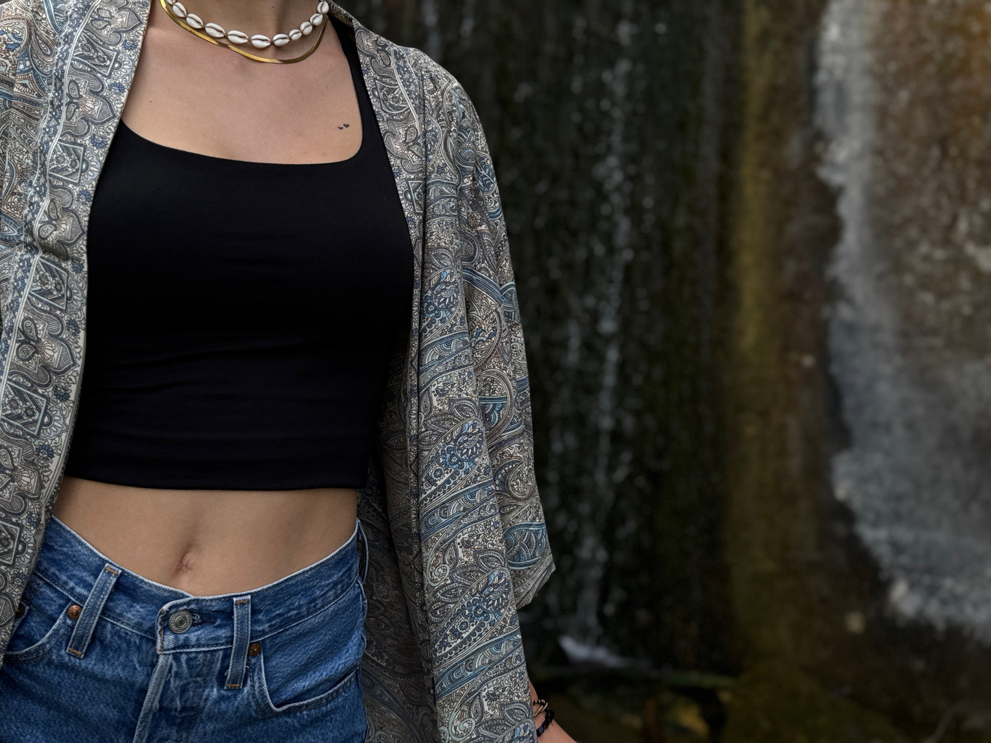 Leichter Boho Kimono mit weiß blauem filigranem Paisley-Muster – luftige Kimono-Jacke für Damen
