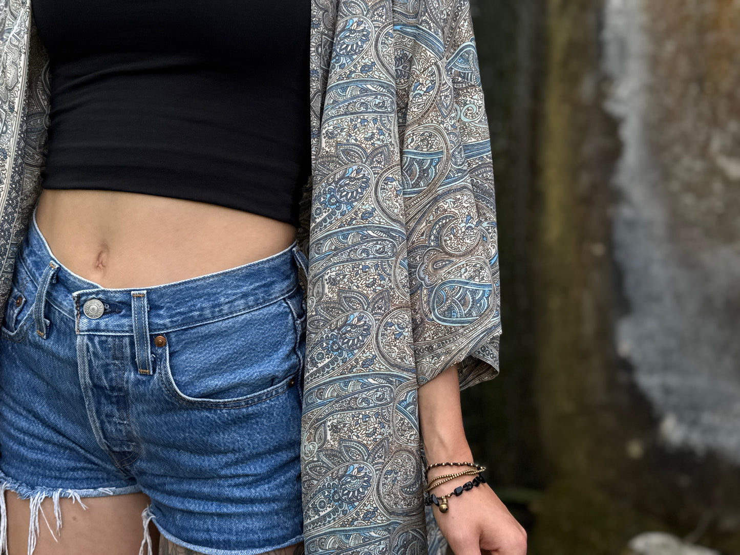 Leichter Boho Kimono mit weiß blauem filigranem Paisley-Muster – luftige Kimono-Jacke für Damen