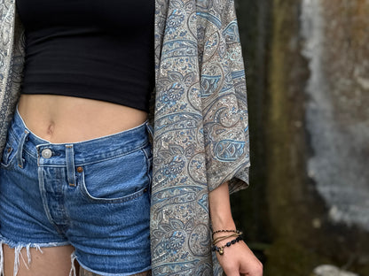 Leichter Boho Kimono mit weiß blauem filigranem Paisley-Muster – luftige Kimono-Jacke für Damen