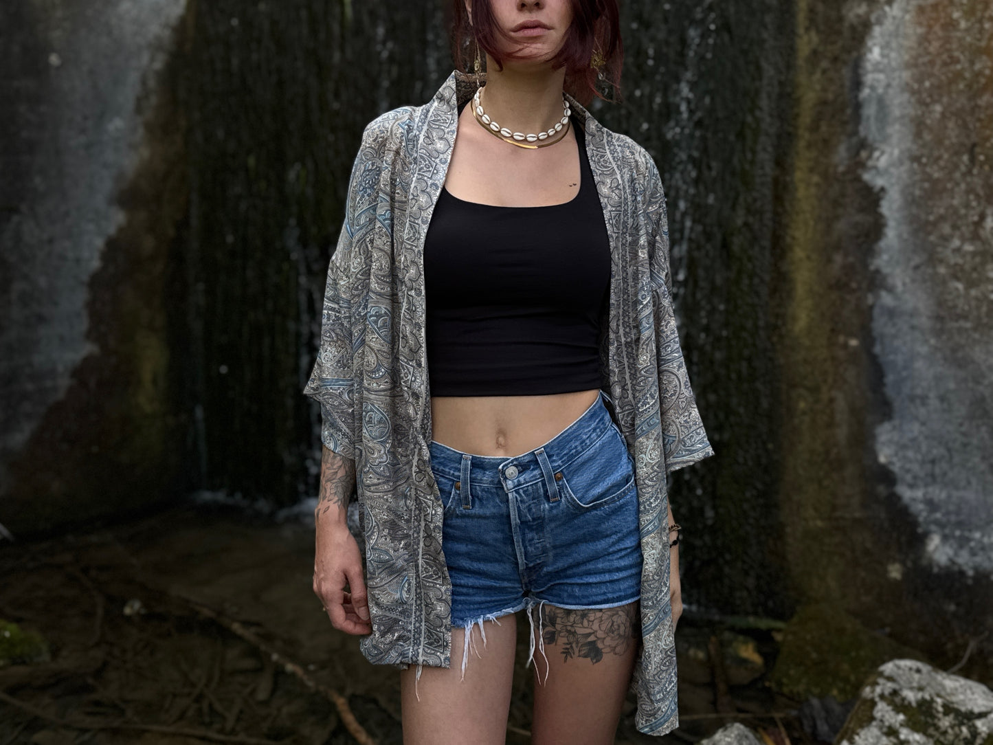 Leichter Boho Kimono mit weiß blauem filigranem Paisley-Muster – luftige Kimono-Jacke für Damen