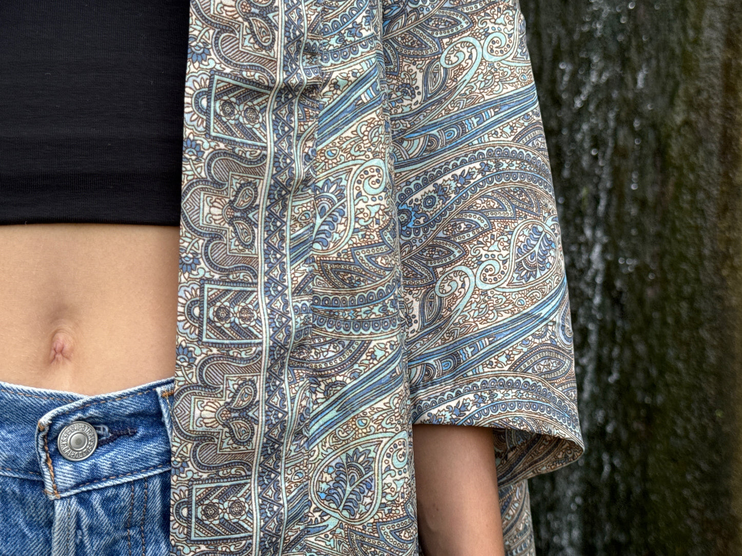 Leichter Boho Kimono mit weiß blauem filigranem Paisley-Muster – luftige Kimono-Jacke für Damen
