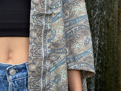 Leichter Boho Kimono mit weiß blauem filigranem Paisley-Muster – luftige Kimono-Jacke für Damen