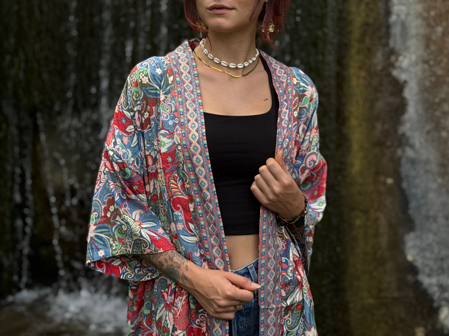 Leichter Boho Kimono mit floralem Muster in rot rosa blau olive grün